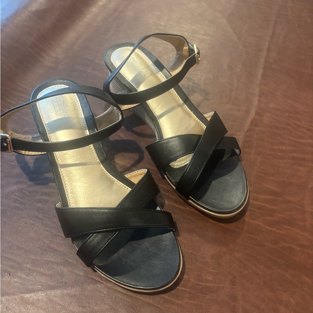 NIB-Chic Black Leather Cross-Strap Sandals